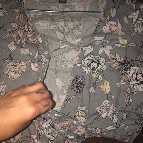 Pretty grey/floral top rue21 medium - Picture 3 of 8